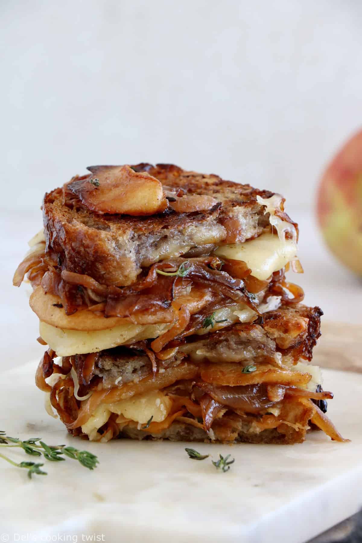 Le grilled cheese aux pommes et oignons caramélisés, c'est un sandwich chaud et croustillant avec du fromage fondu. 