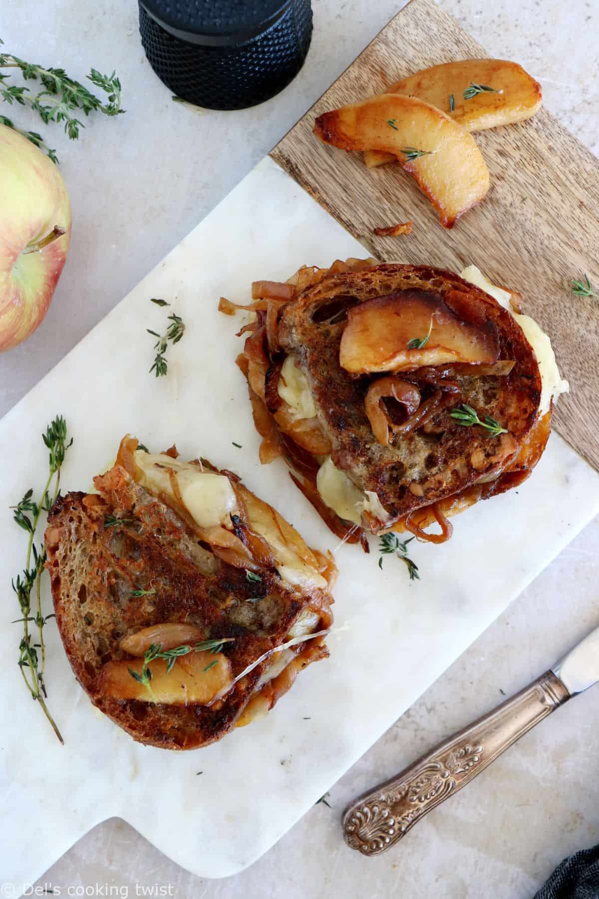 Le grilled cheese aux pommes et oignons caramélisés, c'est un sandwich chaud et croustillant avec du fromage fondu.