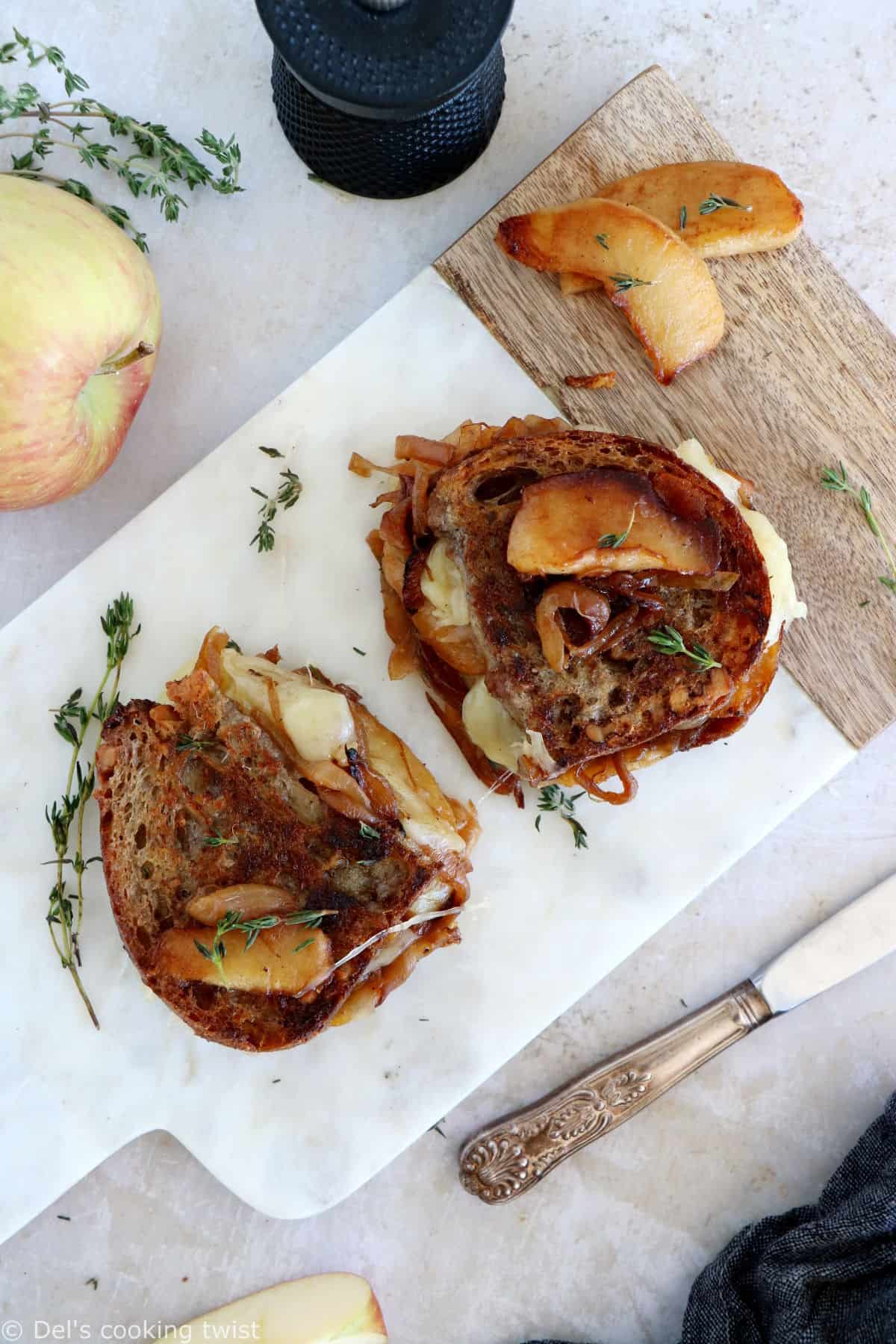 Le grilled cheese aux pommes et oignons caramélisés, c'est un sandwich chaud et croustillant avec du fromage fondu. 