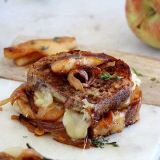 Le grilled cheese aux pommes et oignons caramélisés, c'est un sandwich chaud et croustillant avec du fromage fondu.