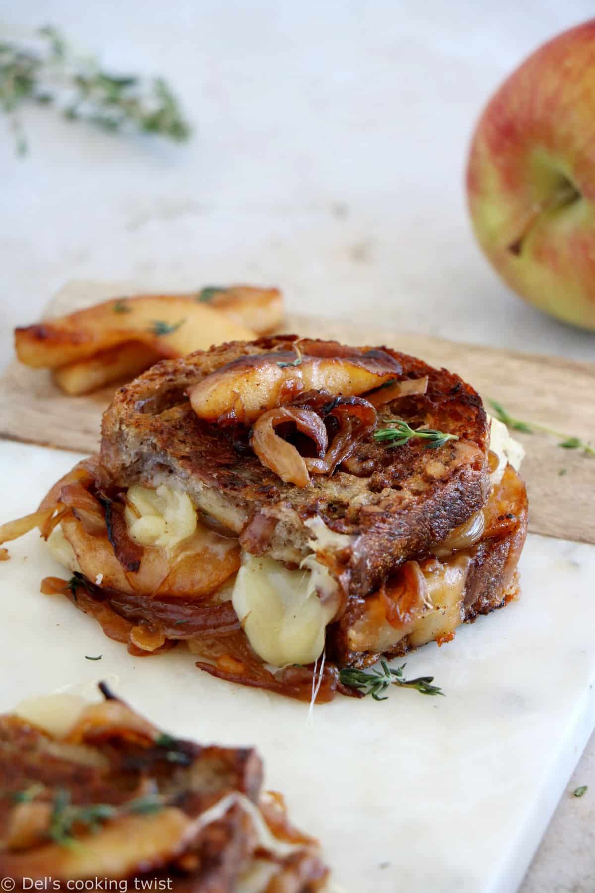 Le grilled cheese aux pommes et oignons caramélisés, c'est un sandwich chaud et croustillant avec du fromage fondu. 