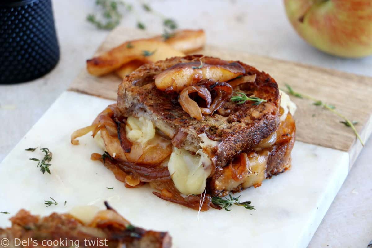 Le grilled cheese aux pommes et oignons caramélisés, c'est un sandwich chaud et croustillant avec du fromage fondu.