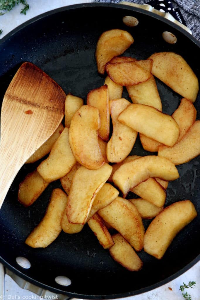 Le grilled cheese aux pommes et oignons caramélisés, c'est un sandwich chaud et croustillant avec du fromage fondu.