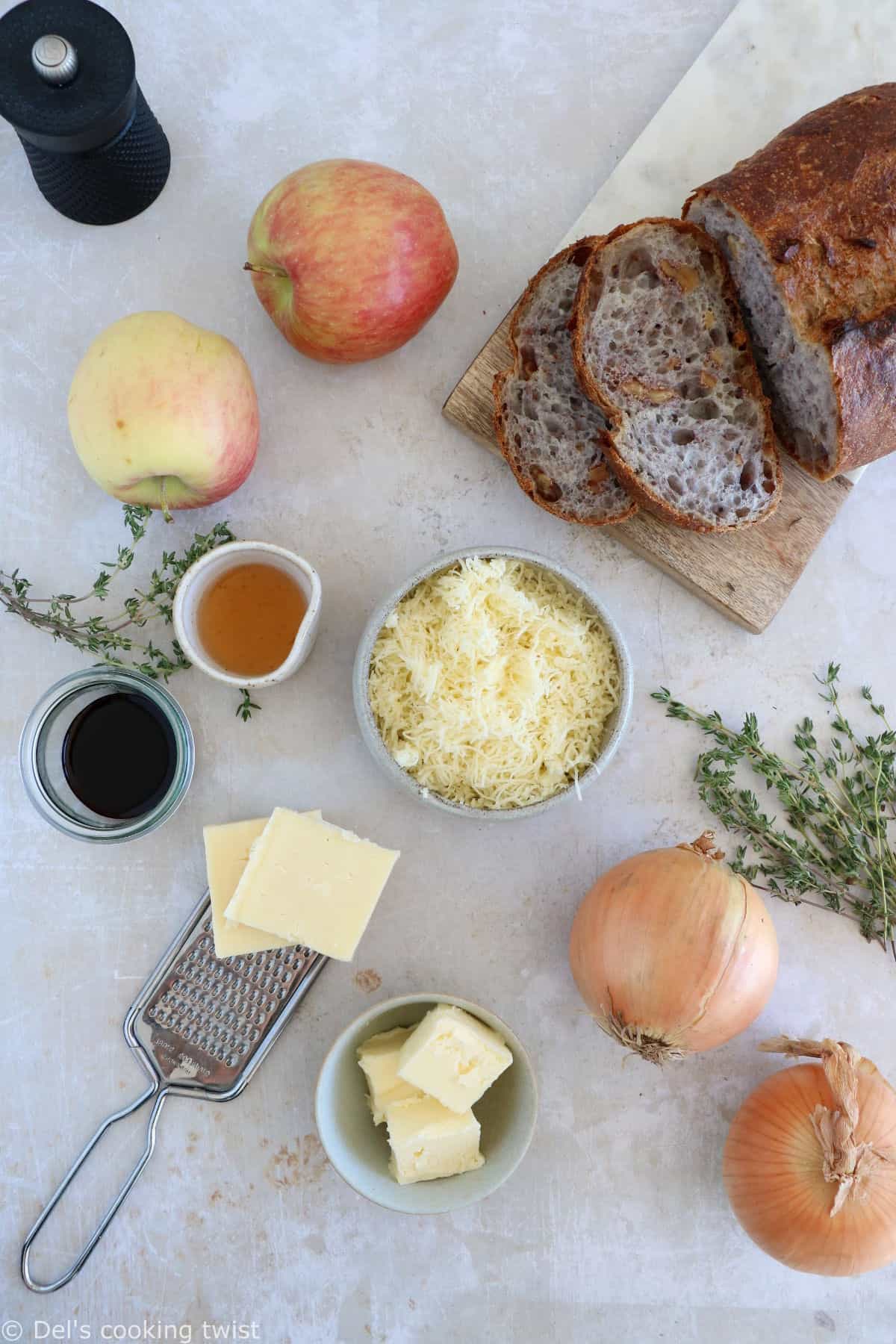 Le grilled cheese aux pommes et oignons caramélisés, c'est un sandwich chaud et croustillant avec du fromage fondu. 