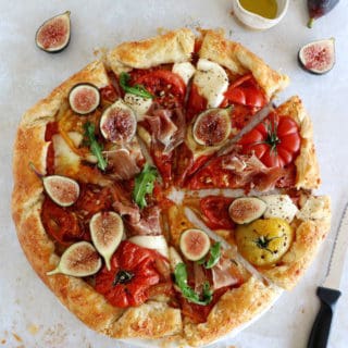 Cette tarte rustique aux tomates au vinaigre balsamique, prosciutto et figues fraîches mêle avec élégance des saveurs estivales réunies sur un fond de pâte brisée.