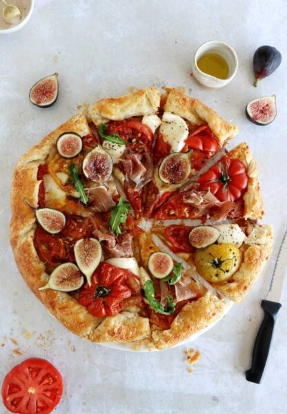 Cette tarte rustique aux tomates au vinaigre balsamique, prosciutto et figues fraîches mêle avec élégance des saveurs estivales réunies sur un fond de pâte brisée.