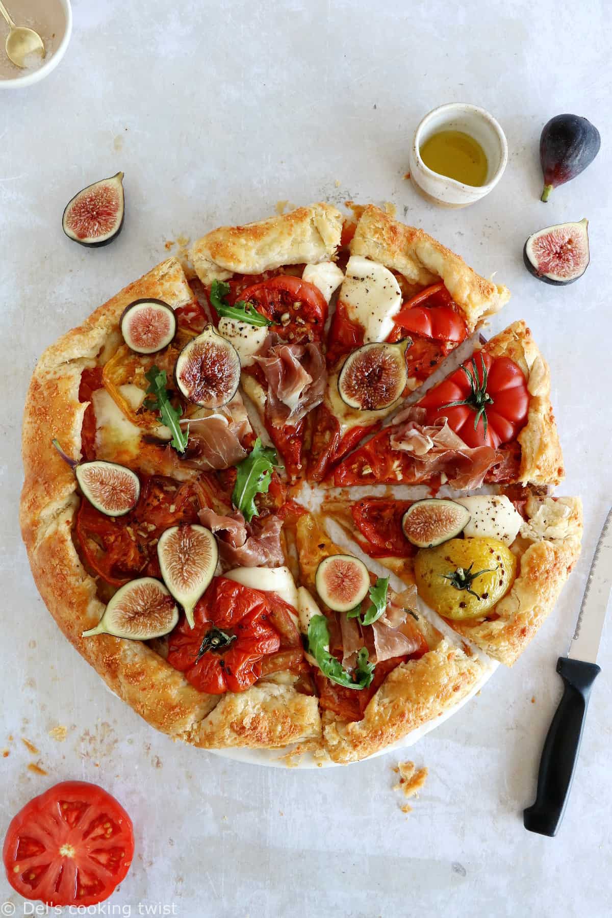 Cette tarte rustique aux tomates au vinaigre balsamique, prosciutto et figues fraîches mêle avec élégance des saveurs estivales réunies sur un fond de pâte brisée.