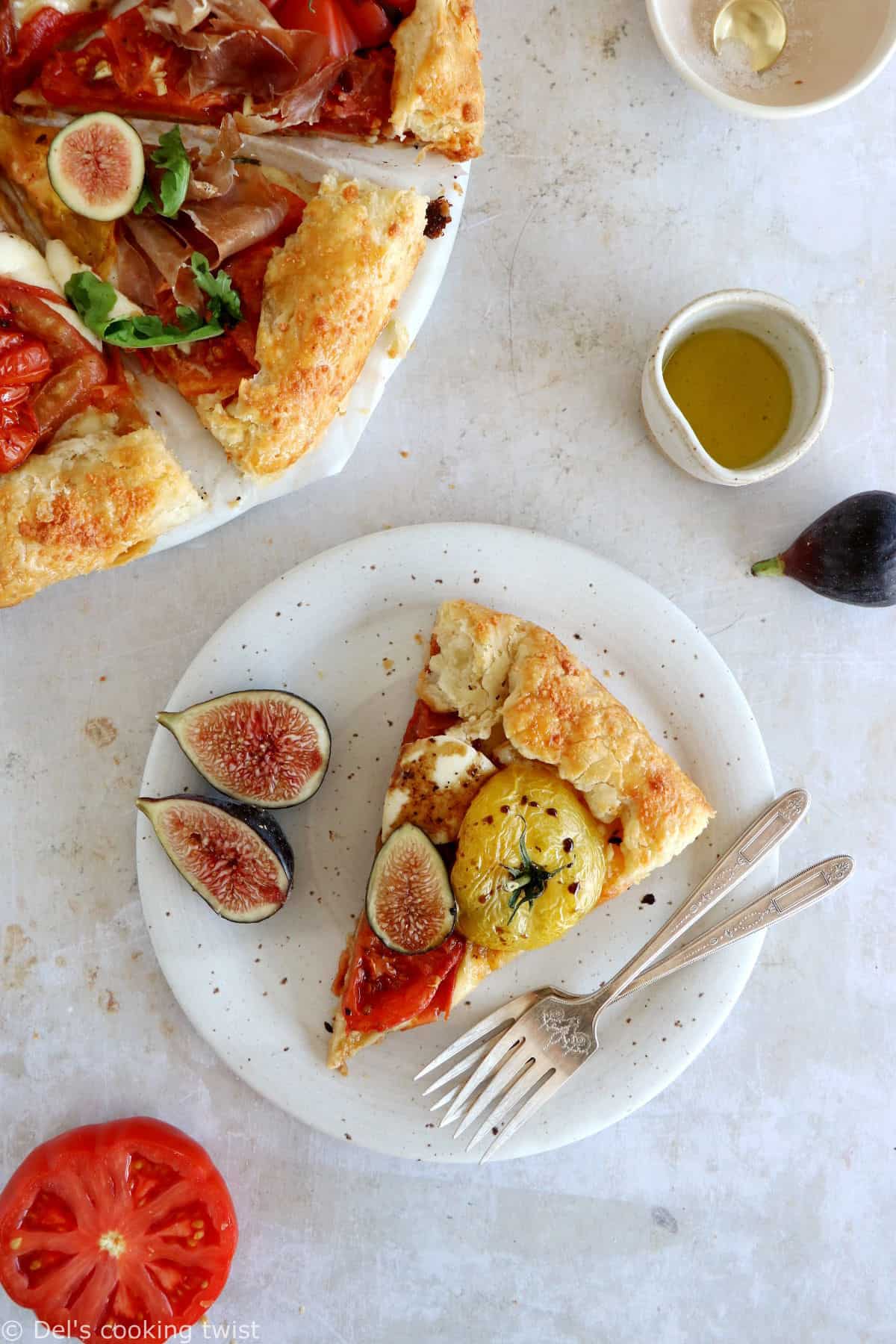 Cette tarte rustique aux tomates au vinaigre balsamique, prosciutto et figues fraîches mêle avec élégance des saveurs estivales réunies sur un fond de pâte brisée.