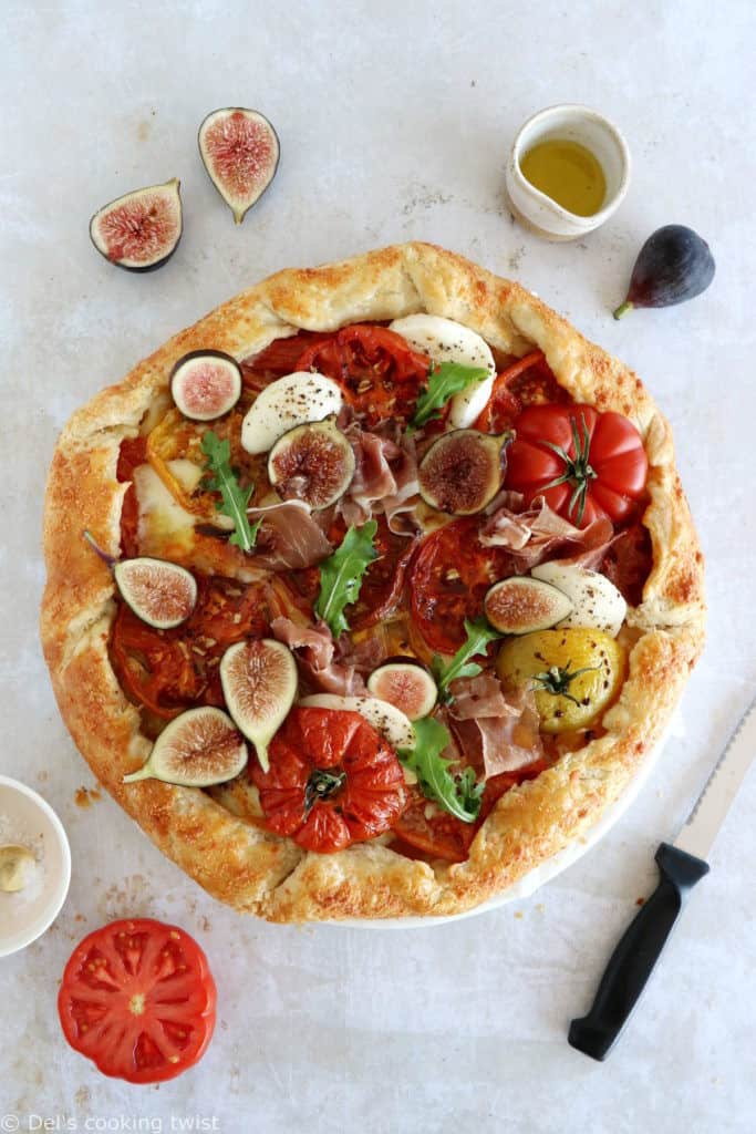 Cette tarte rustique aux tomates au vinaigre balsamique, prosciutto et figues fraîches mêle avec élégance des saveurs estivales réunies sur un fond de pâte brisée.