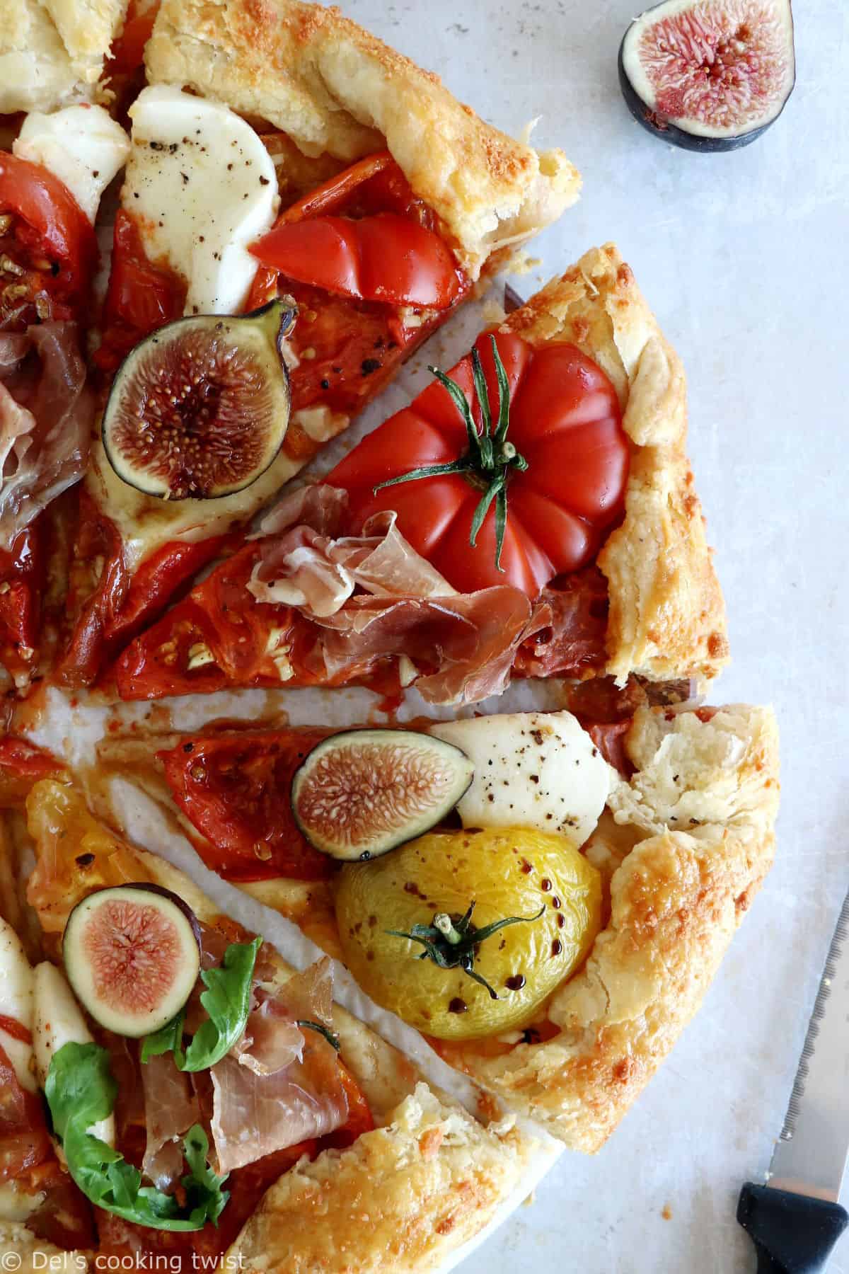 Cette tarte rustique aux tomates au vinaigre balsamique, prosciutto et figues fraîches mêle avec élégance des saveurs estivales réunies sur un fond de pâte brisée.