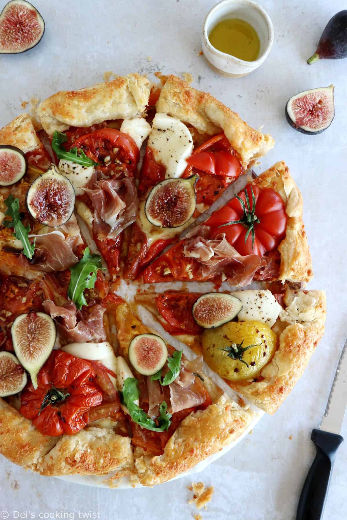 Cette tarte rustique aux tomates au vinaigre balsamique, prosciutto et figues fraîches mêle avec élégance des saveurs estivales réunies sur un fond de pâte brisée.