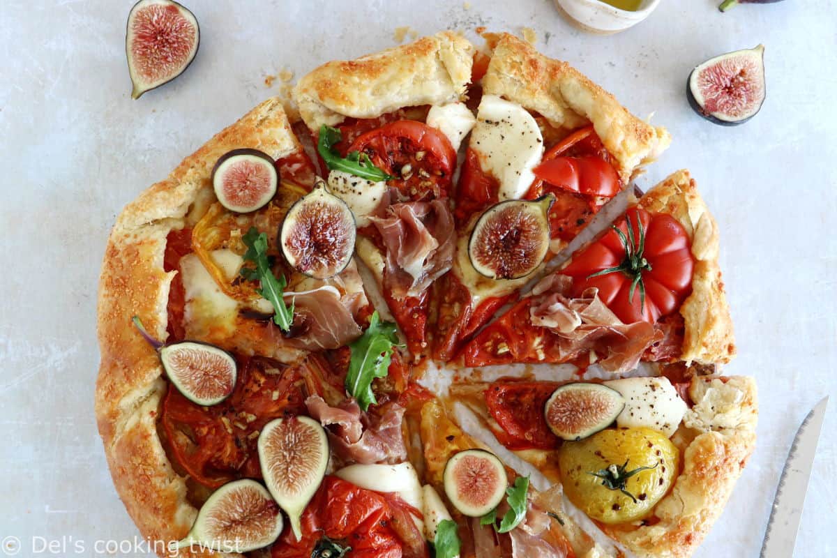 Cette tarte rustique aux tomates au vinaigre balsamique, prosciutto et figues fraîches mêle avec élégance des saveurs estivales réunies sur un fond de pâte brisée.