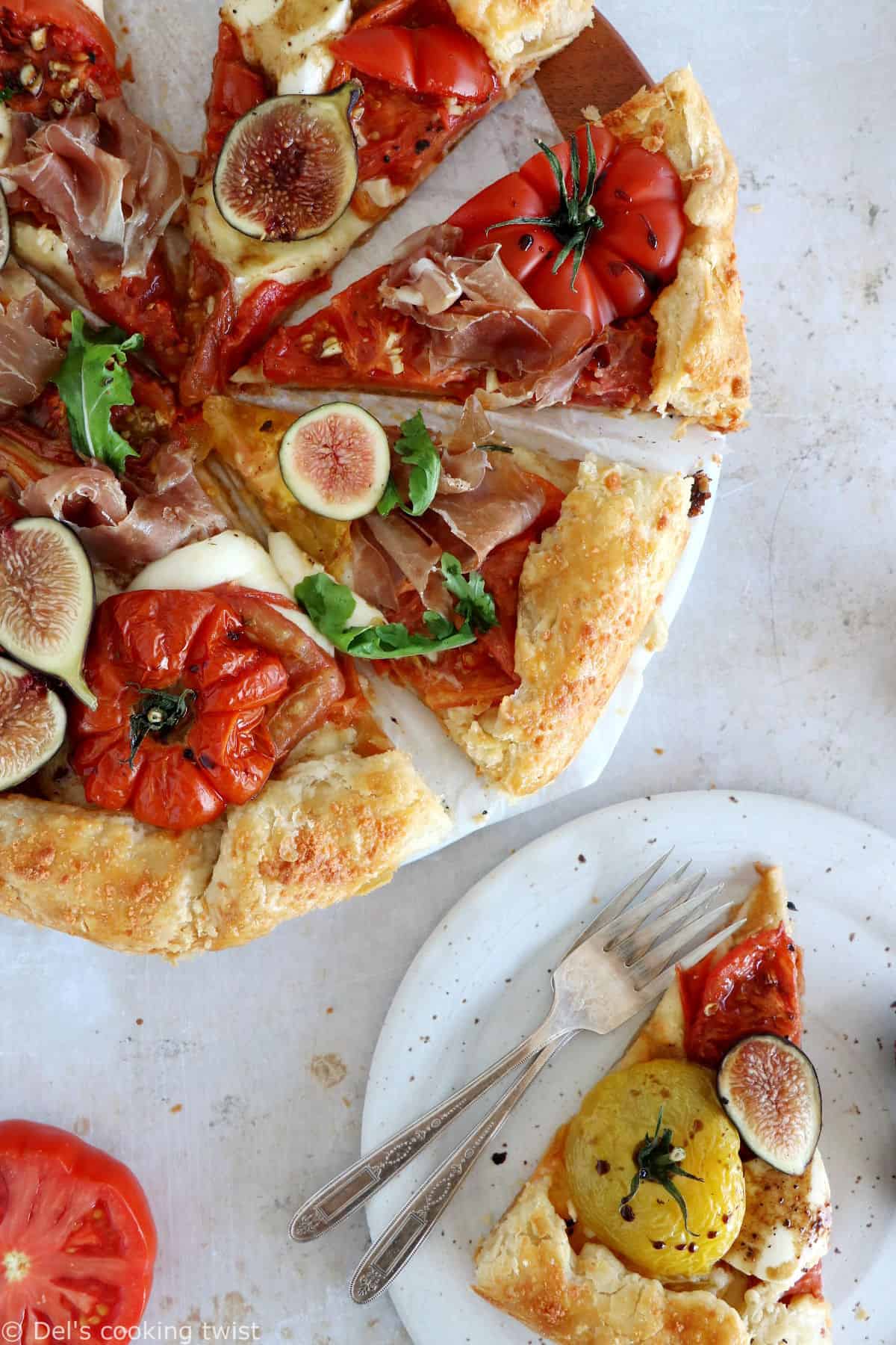 Cette tarte rustique aux tomates au vinaigre balsamique, prosciutto et figues fraîches mêle avec élégance des saveurs estivales réunies sur un fond de pâte brisée.