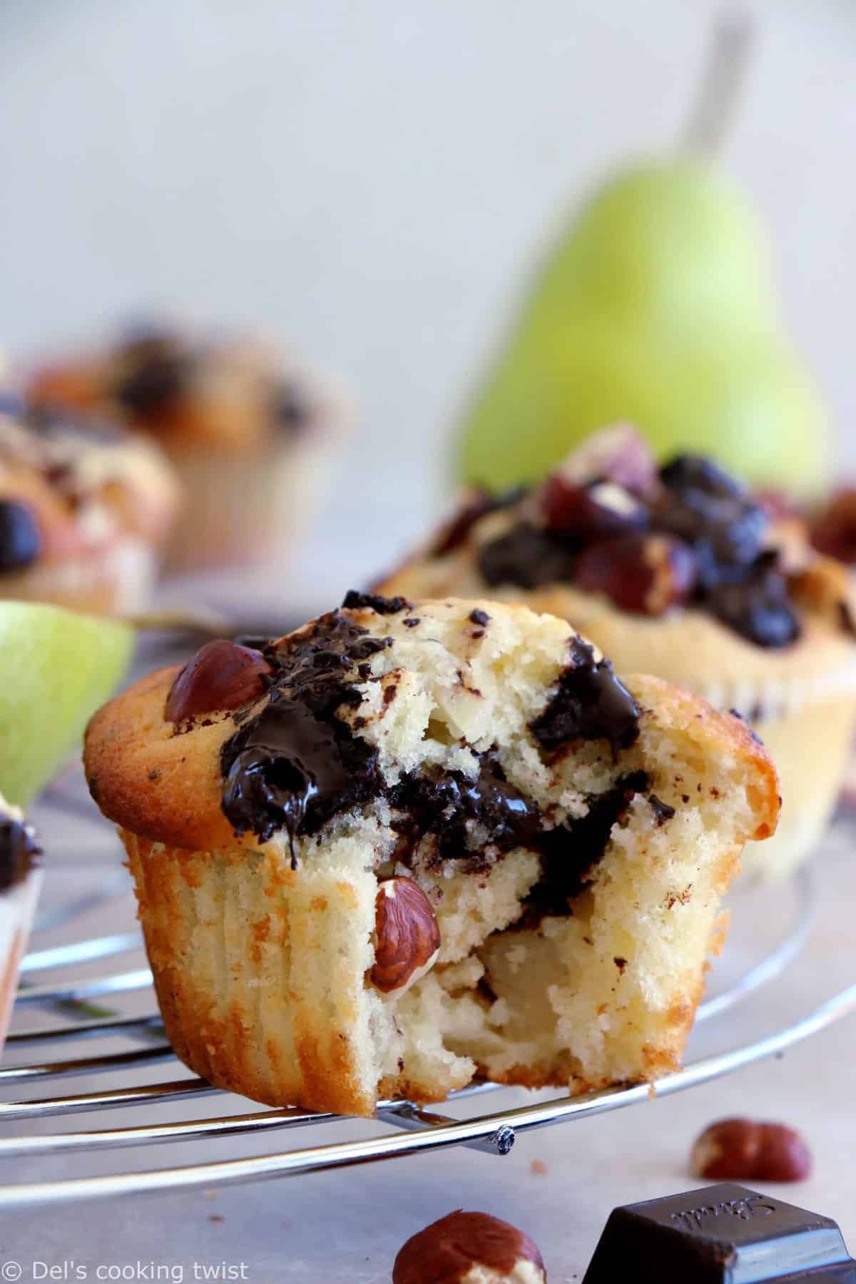 Pour un goûter tout doux et terriblement gourmand, optez pour ces muffins poires, chocolat, noisettes. À la fois moelleux et croquants, fruités et forts en chocolat, ils ont tout pour plaire.