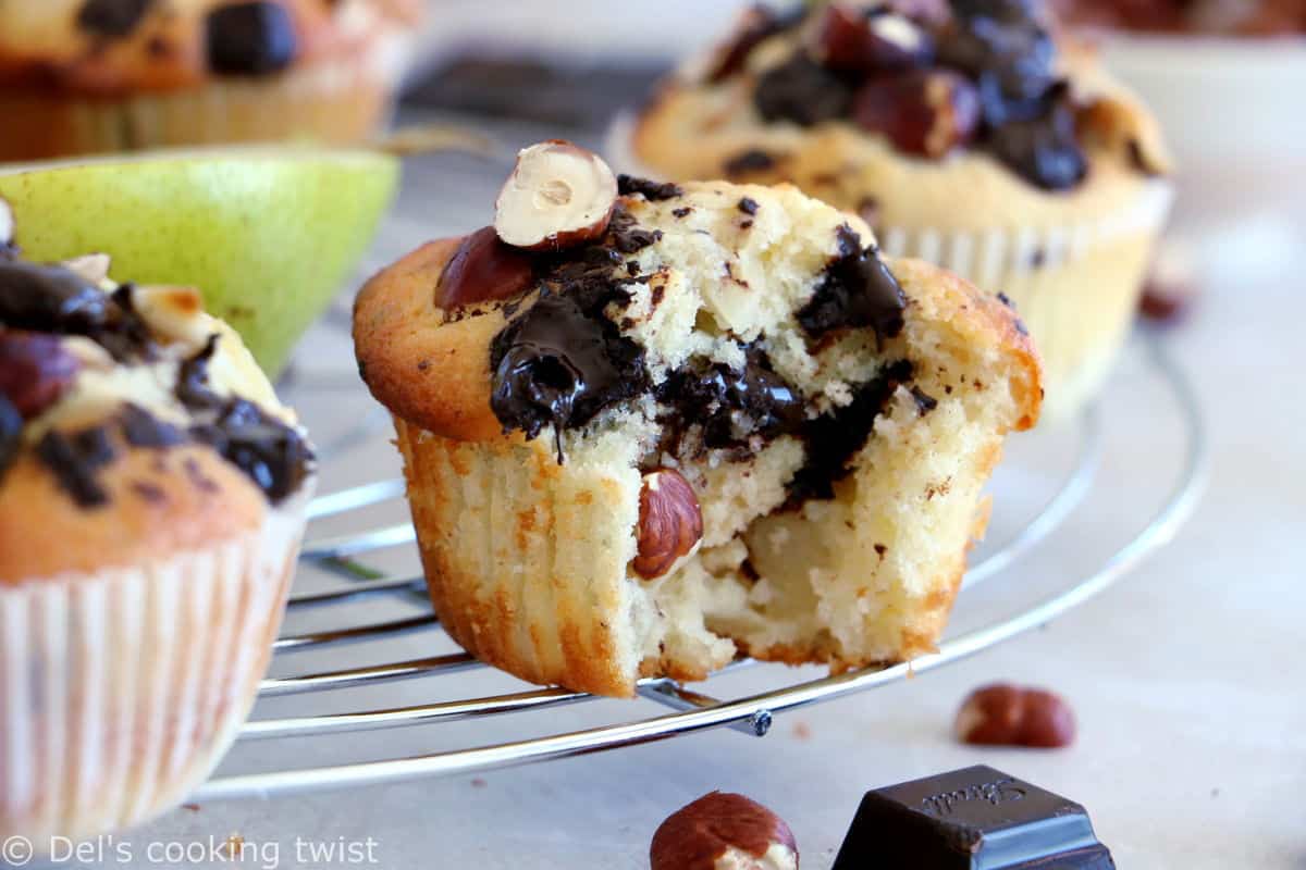 Pour un goûter tout doux et terriblement gourmand, optez pour ces muffins poires, chocolat, noisettes. À la fois moelleux et croquants, fruités et forts en chocolat, ils ont tout pour plaire.