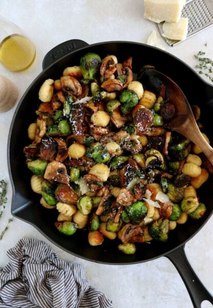 Cette délicieuse fricassée de gnocchis, choux de Bruxelles et champignons constitue un plat végétarien familial aux saveurs réconfortantes.