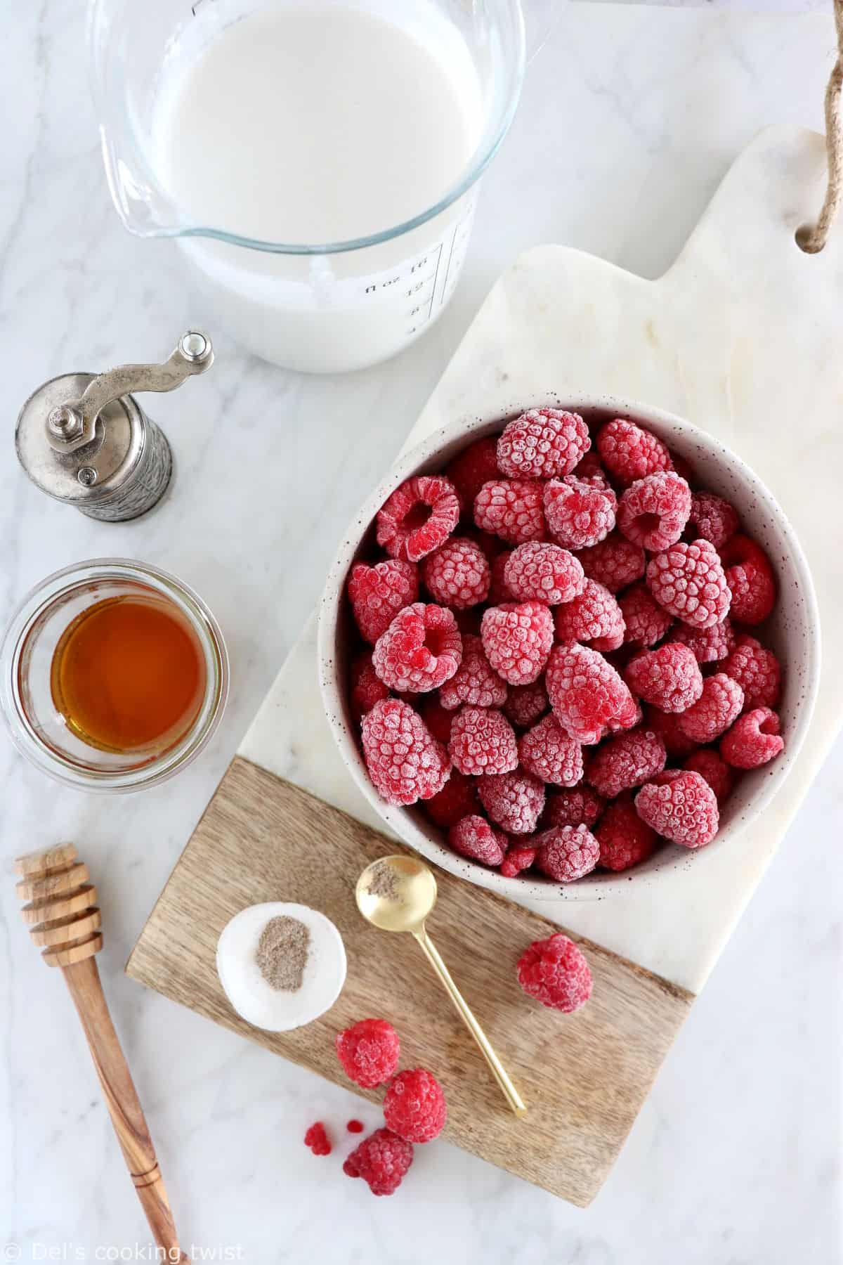 This beautiful raspberry coconut smoothie is deliciously sweet and tart at the same time, with a subtle tropical touch brought by the coconut milk. A quick, healthy smoothie, with a vibrant color.