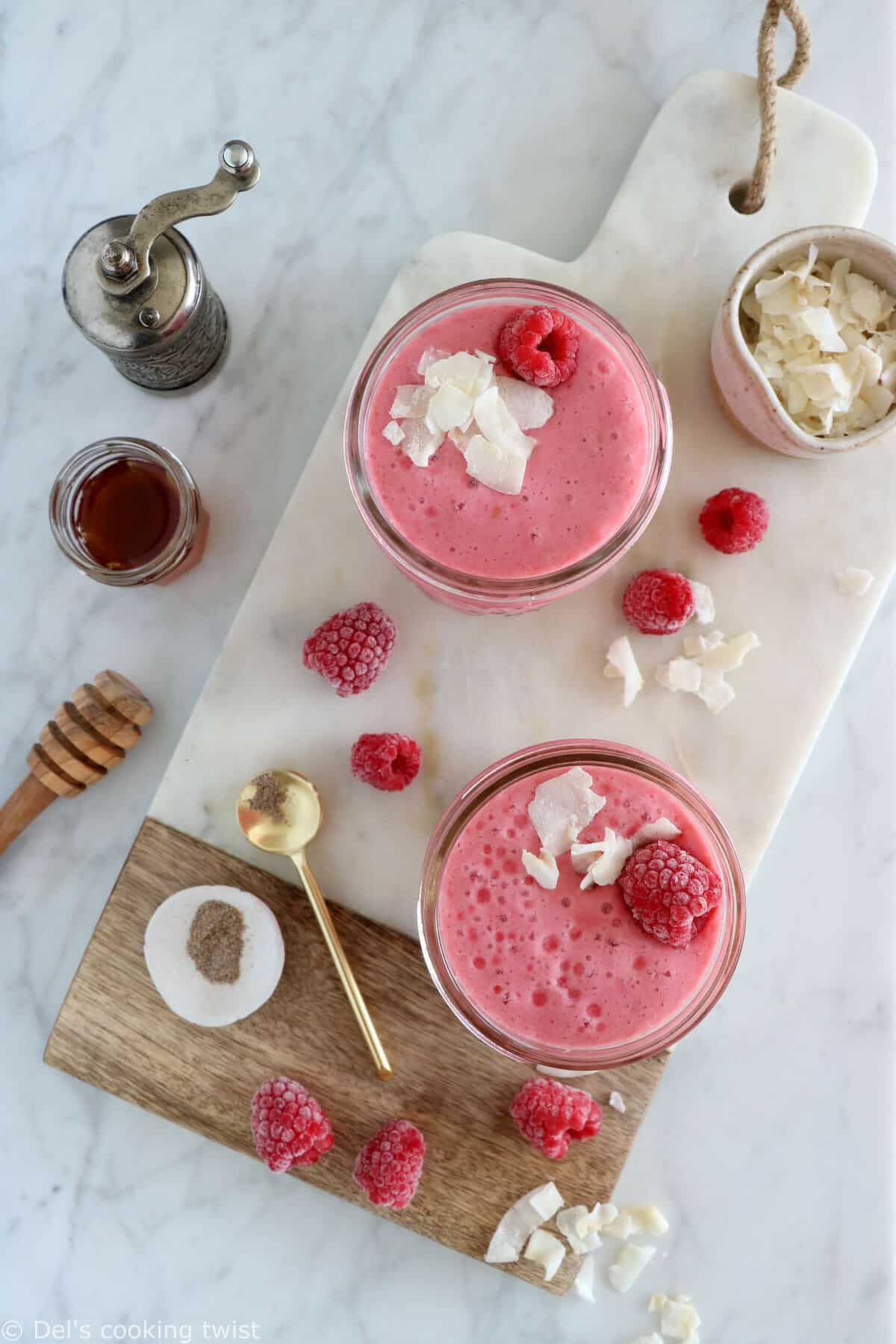 This beautiful raspberry coconut smoothie is deliciously sweet and tart at the same time, with a subtle tropical touch brought by the coconut milk. A quick, healthy smoothie, with a vibrant color.