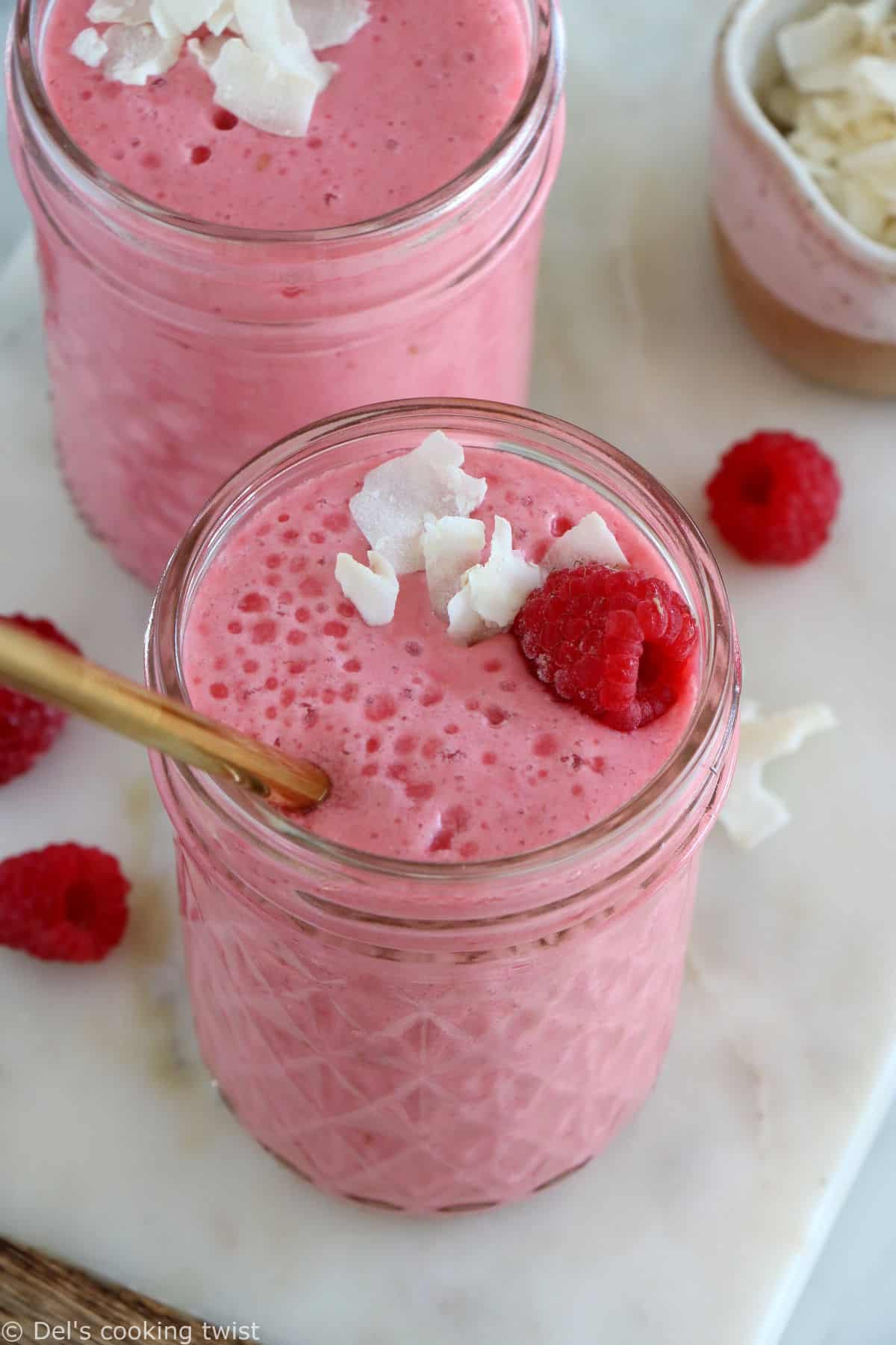 This beautiful raspberry coconut smoothie is deliciously sweet and tart at the same time, with a subtle tropical touch brought by the coconut milk. A quick, healthy smoothie, with a vibrant color.