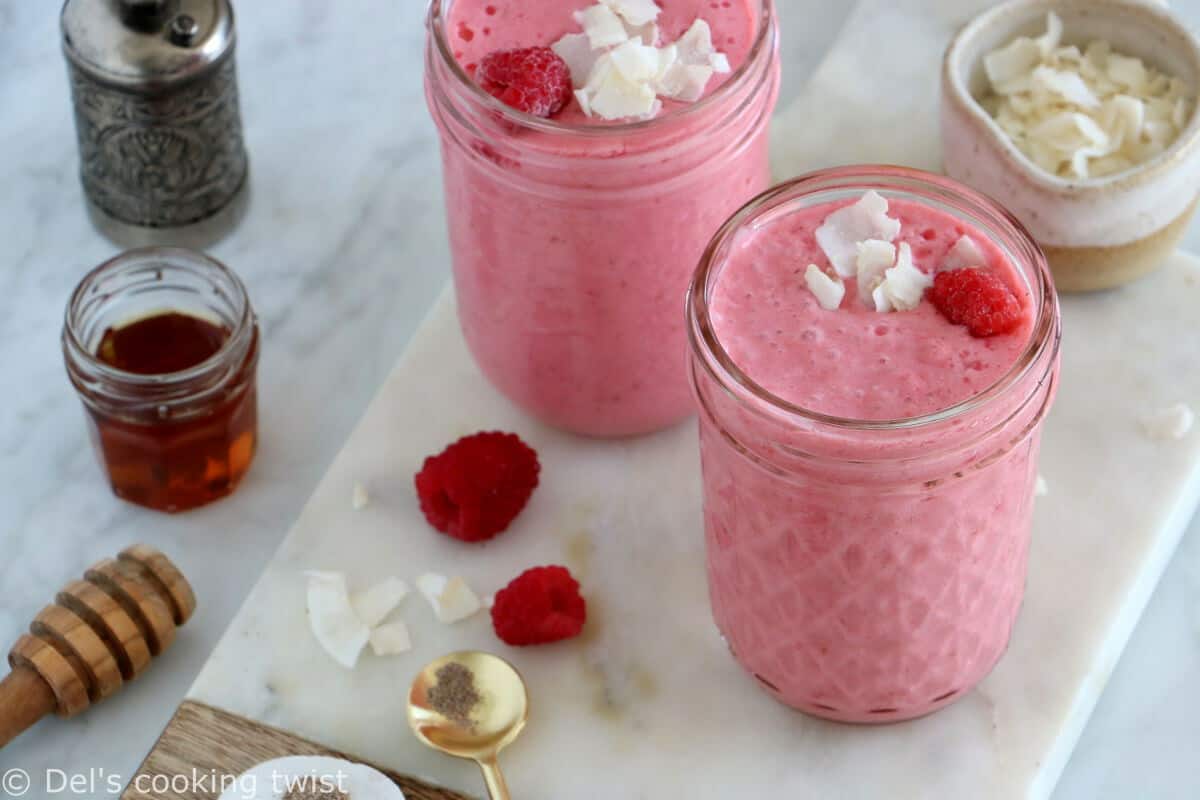 Délicieux smoothie framboises et lait de coco, à la fois doux et acidulé, avec toute l'onctuosité du lait de coco. Une boisson aux couleurs éclatante qui plaît aux petits comme aux grands.