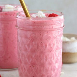 Délicieux smoothie framboises et lait de coco, à la fois doux et acidulé, avec toute l'onctuosité du lait de coco. Une boisson aux couleurs éclatante qui plaît aux petits comme aux grands.