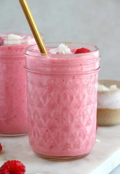 This beautiful raspberry coconut smoothie is deliciously sweet and tart at the same time, with a subtle tropical touch brought by the coconut milk. A quick, healthy smoothie, with a vibrant color.