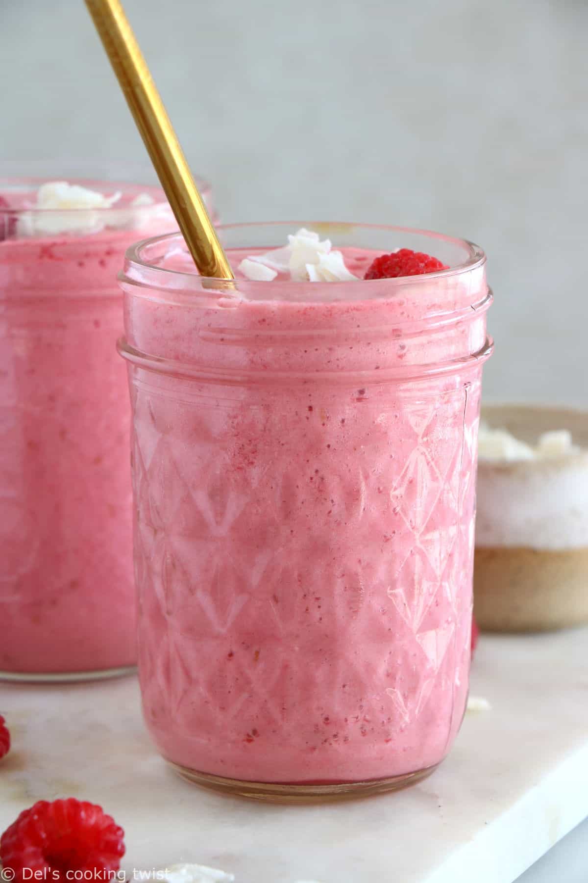 Délicieux smoothie framboises et lait de coco, à la fois doux et acidulé, avec toute l'onctuosité du lait de coco. Une boisson aux couleurs éclatante qui plaît aux petits comme aux grands.