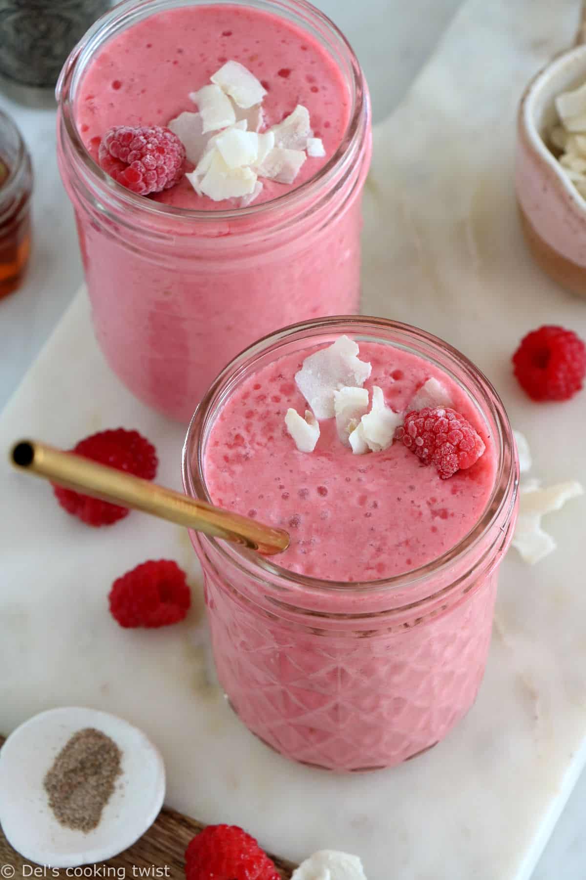 This beautiful raspberry coconut smoothie is deliciously sweet and tart at the same time, with a subtle tropical touch brought by the coconut milk. A quick, healthy smoothie, with a vibrant color.