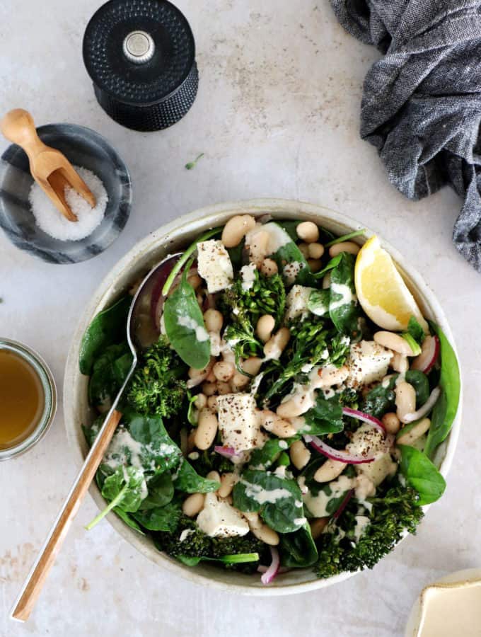 Retrouvez dans cette salade de brocolis, haricots blancs et feta des saveurs simples et des ingrédients assaisonnés avec soin.