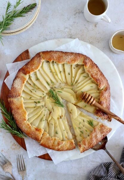 Cette tarte rustique aux poires, miel et romarin combine élégance, subtilité et simplicité tout à la fois.