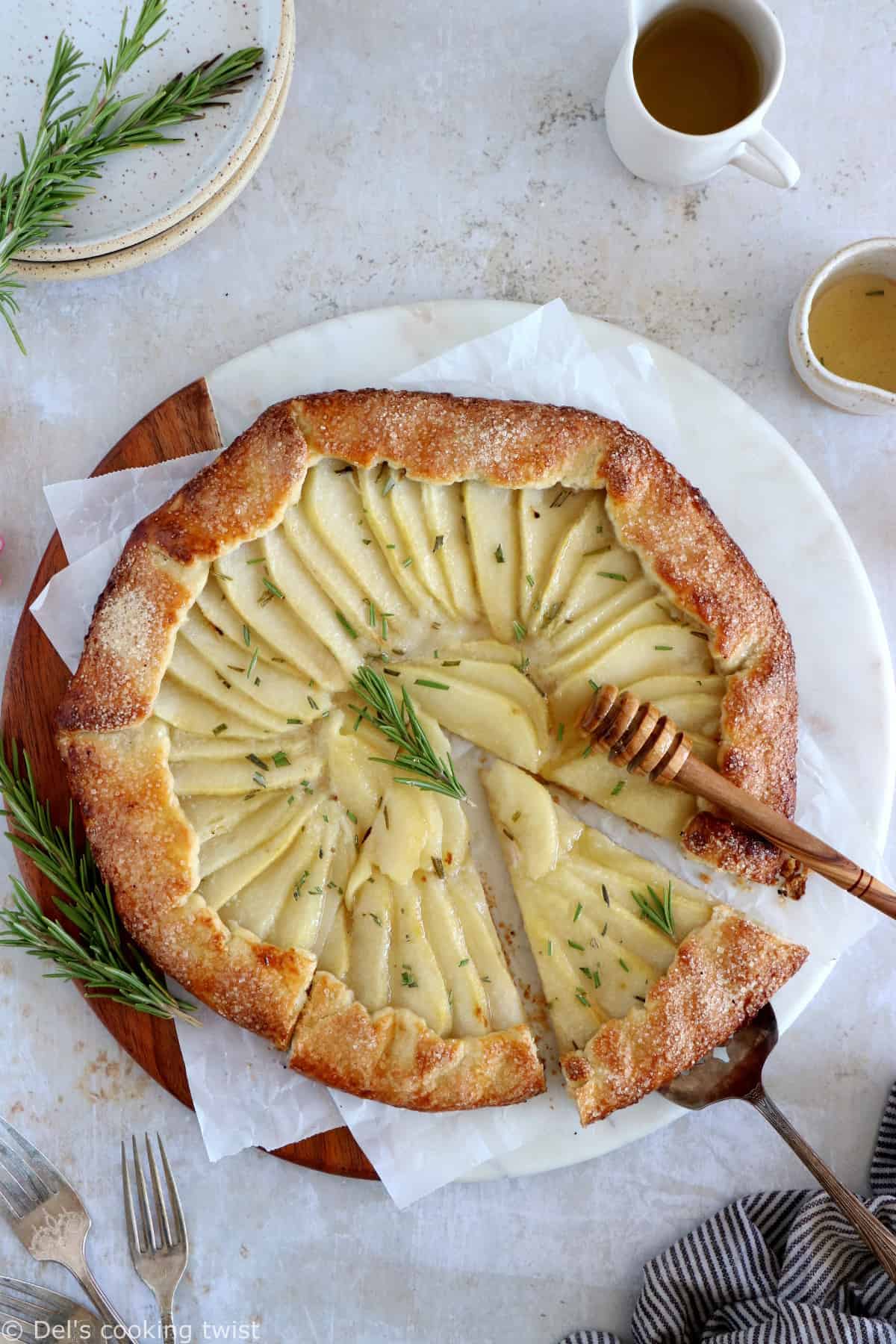 Tarte rustique aux poires, miel et romarin - Del&amp;#39;s cooking twist