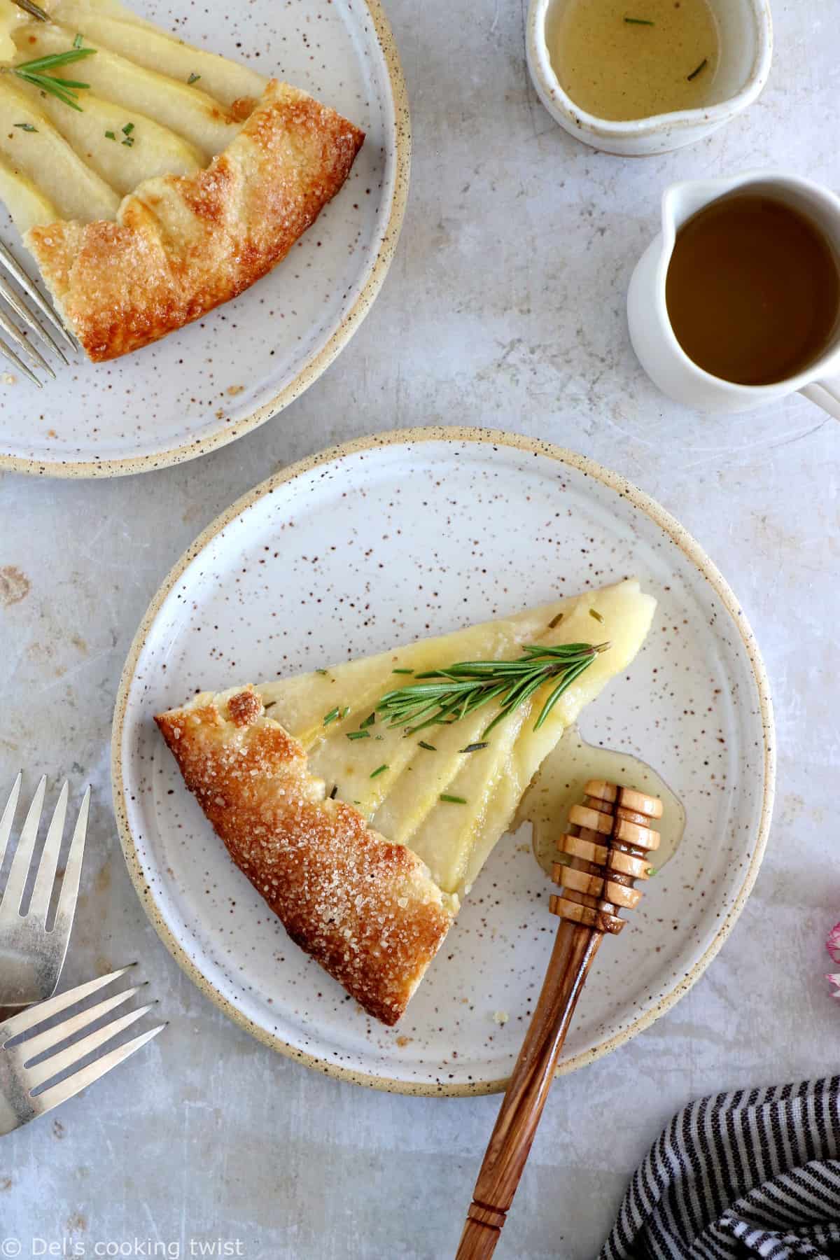 Cette tarte rustique aux poires, miel et romarin combine élégance, subtilité et simplicité tout à la fois.