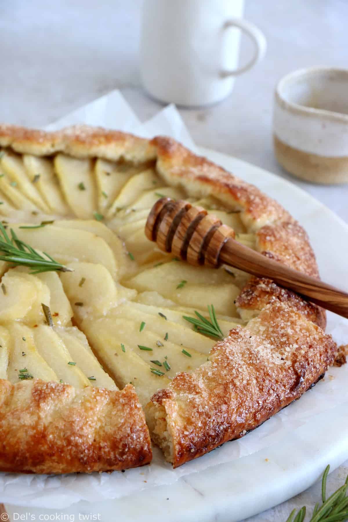 Cette tarte rustique aux poires, miel et romarin combine élégance, subtilité et simplicité tout à la fois.