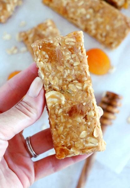 These soft apricot cashew granola bars are quick and easy to make, loaded with nutritious ingredients, perfectly chewy and super yummy. 