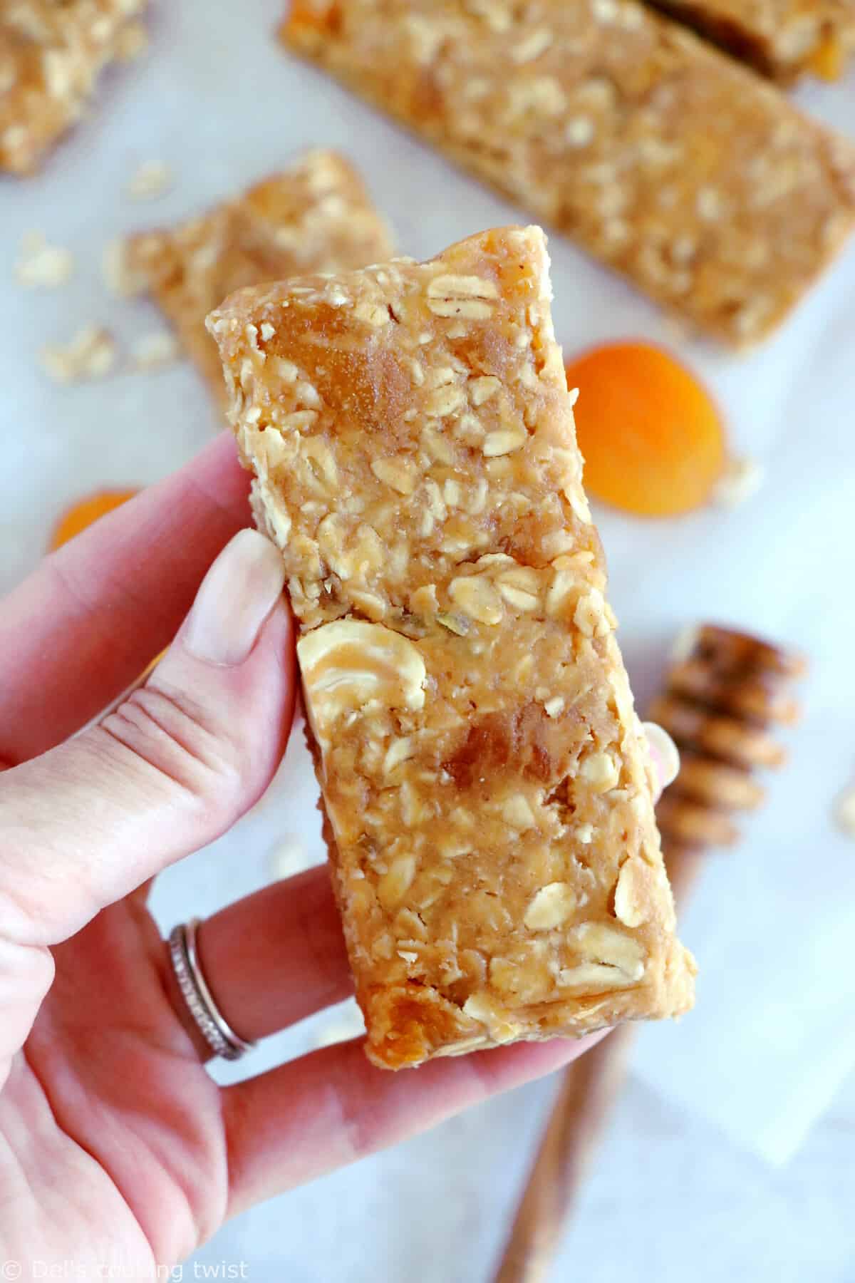 These soft apricot cashew granola bars are quick and easy to make, loaded with nutritious ingredients, perfectly chewy and super yummy. 