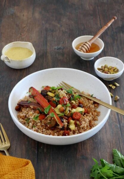 Ce plat de boulgour, carottes et pois chiches caramélisés au miel constitue un plat végétarien complet et savoureux.