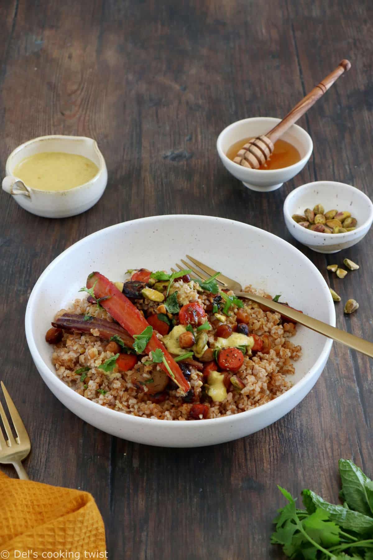 Ce plat de boulgour, carottes et pois chiches caramélisés au miel constitue un plat végétarien complet et savoureux.