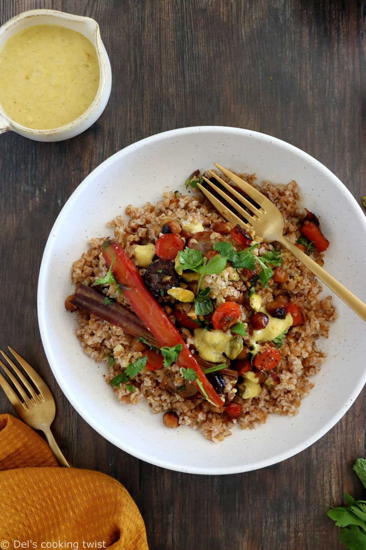 Ce plat de boulgour, carottes et pois chiches caramélisés au miel constitue un plat végétarien complet et savoureux.