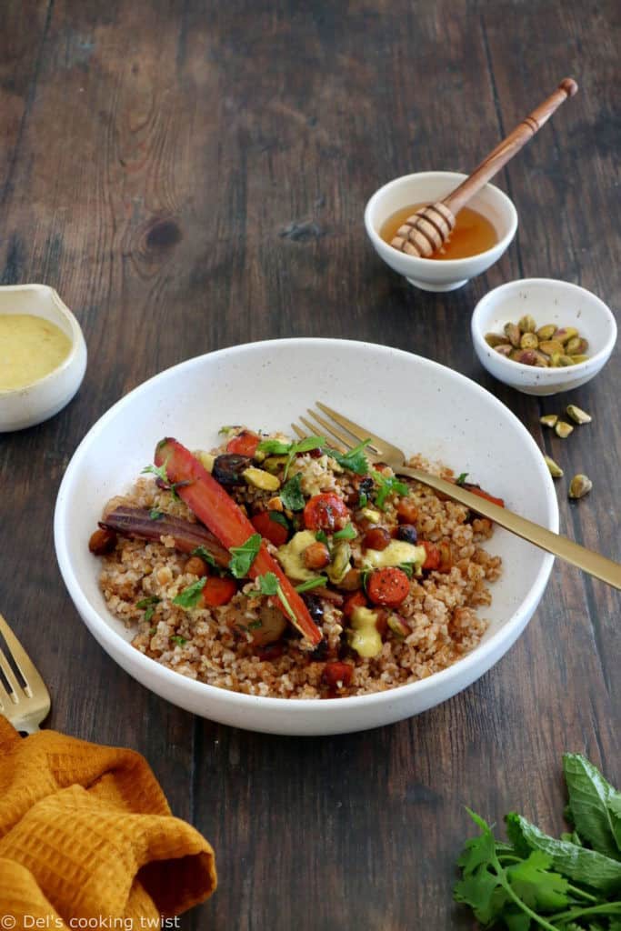 Ce plat de boulgour, carottes et pois chiches caramélisés au miel constitue un plat végétarien complet et savoureux.