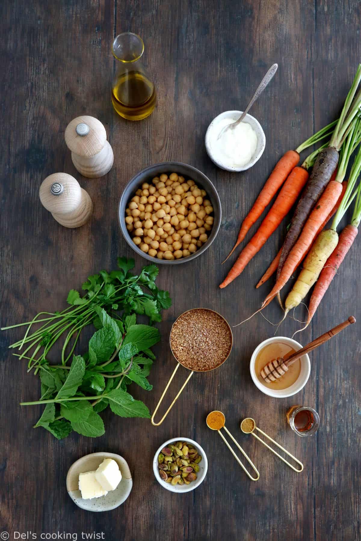 Ce plat de boulgour, carottes et pois chiches caramélisés au miel constitue un plat végétarien complet et savoureux.