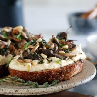 Les tartines de houmous et champignons à l'ail constituent une idée toute simple, express et riche en saveurs.