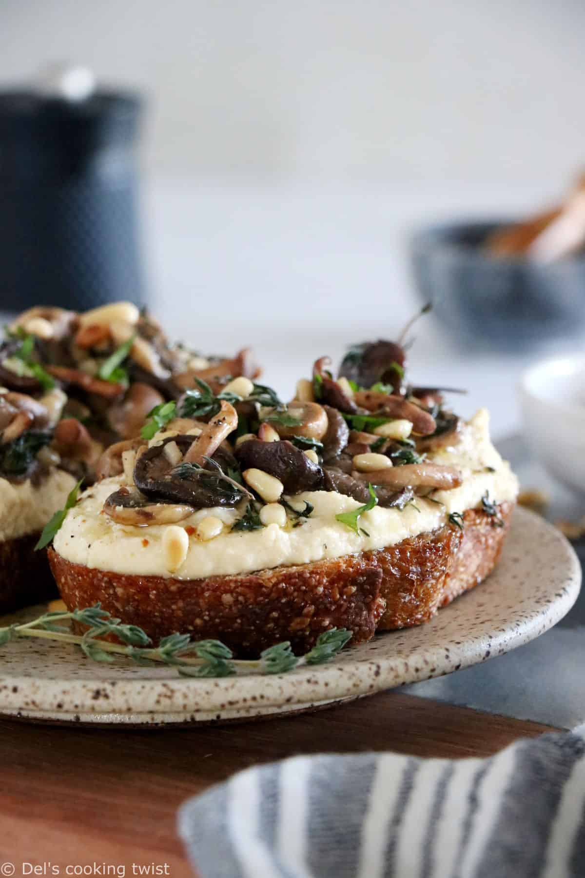 Les tartines de houmous et champignons à l'ail constituent une idée toute simple, express et riche en saveurs.