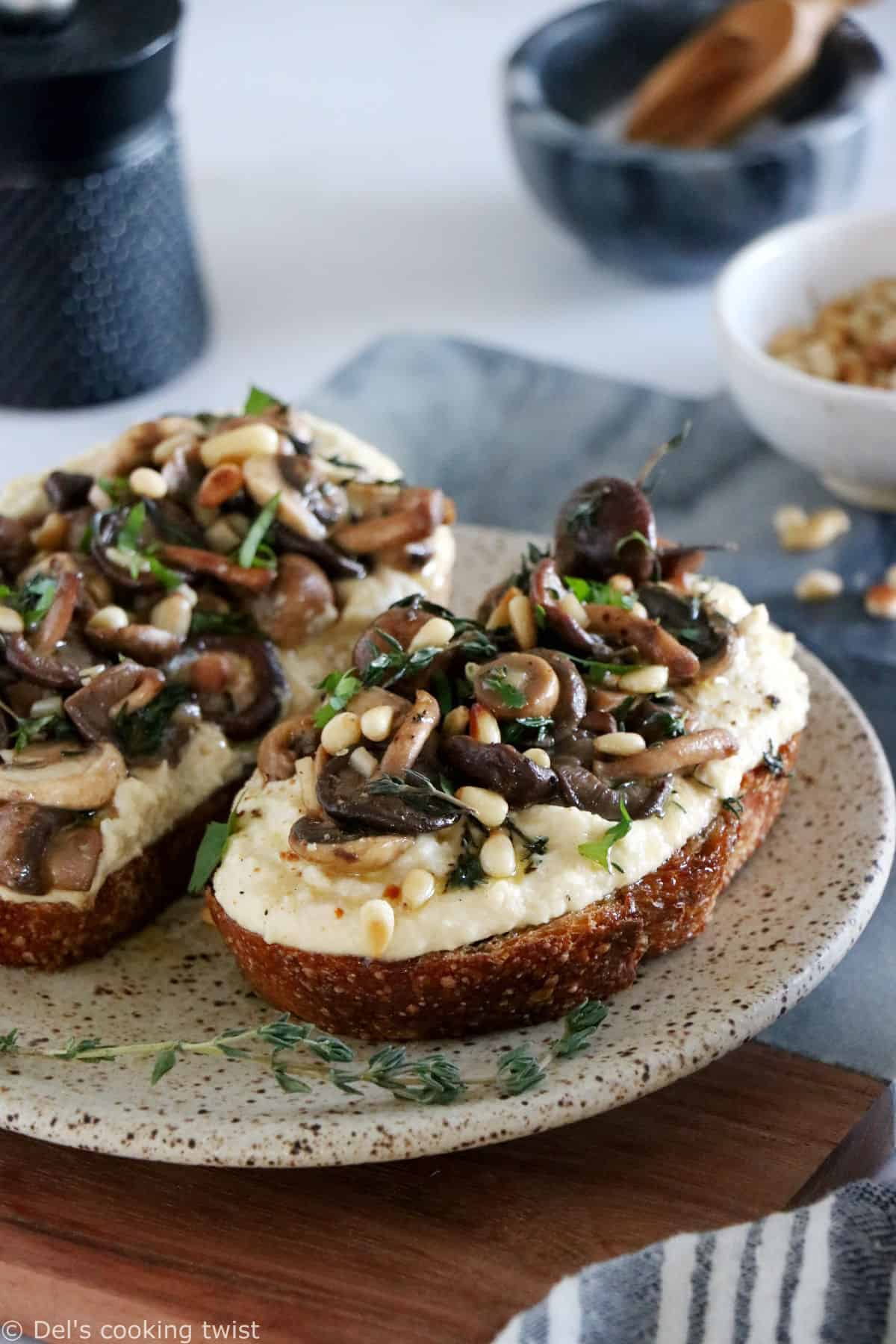 Les tartines de houmous et champignons à l'ail constituent une idée toute simple, express et riche en saveurs.