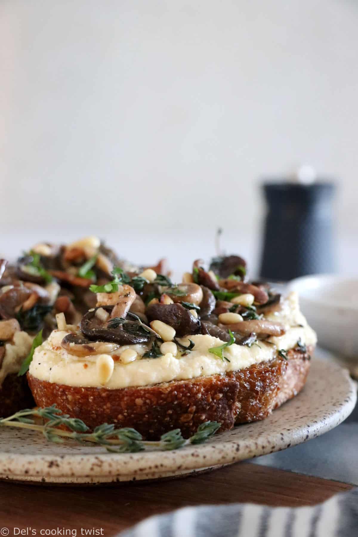 Les tartines de houmous et champignons à l'ail constituent une idée toute simple, express et riche en saveurs.