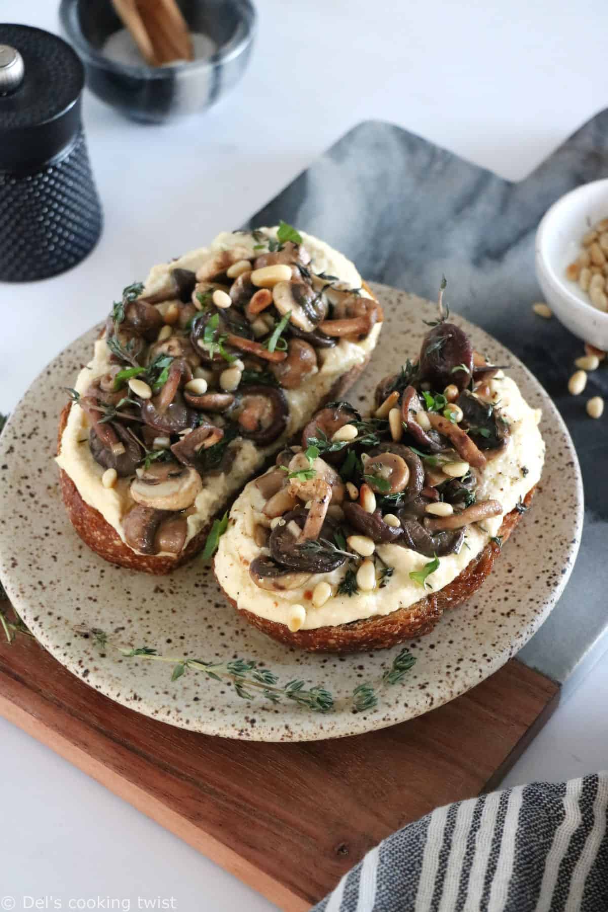 Les tartines de houmous et champignons à l'ail constituent une idée toute simple, express et riche en saveurs.