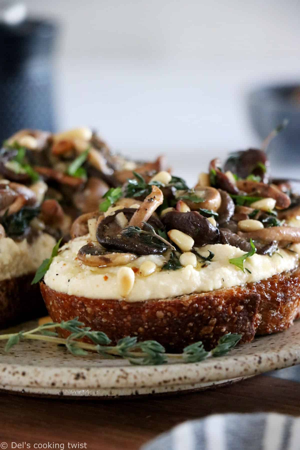 Les tartines de houmous et champignons à l'ail constituent une idée toute simple, express et riche en saveurs.