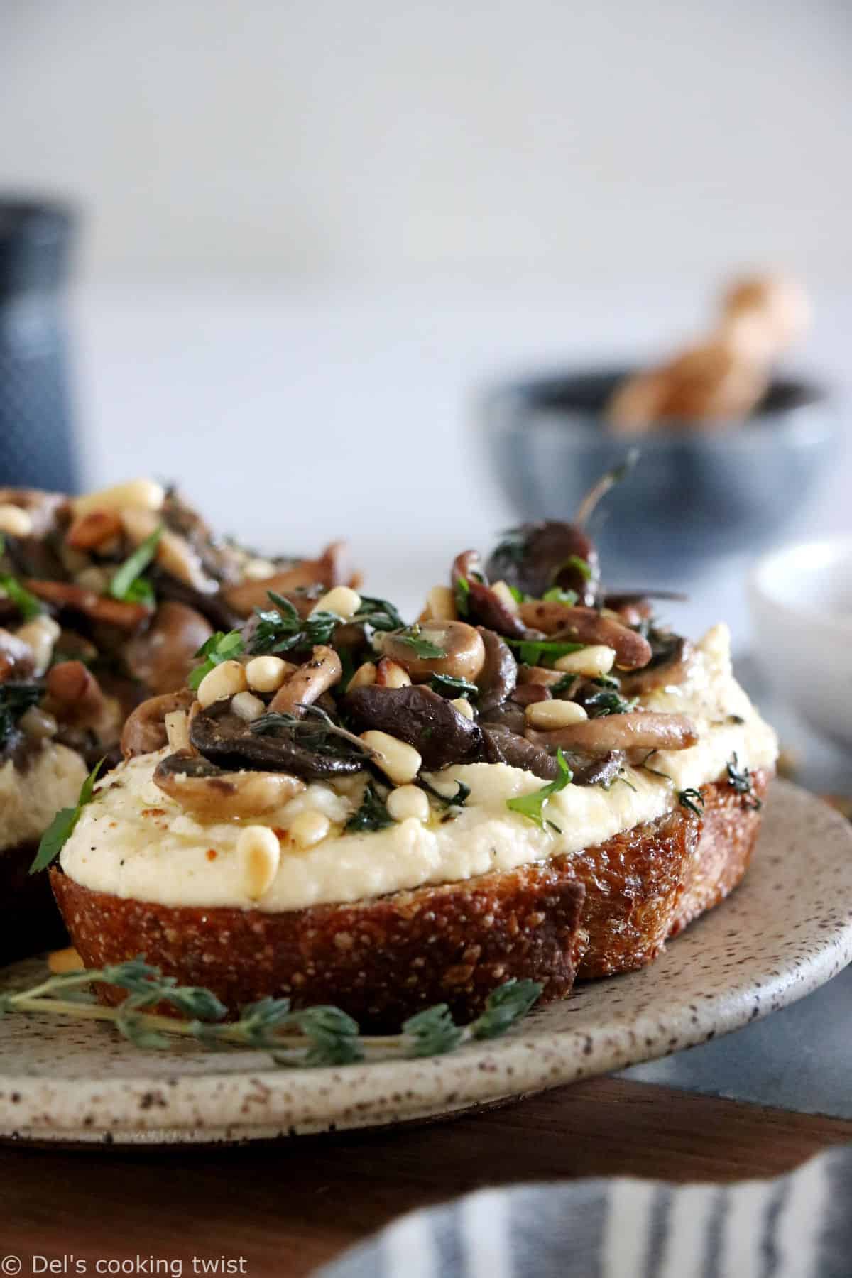 Les tartines de houmous et champignons à l'ail constituent une idée toute simple, express et riche en saveurs.