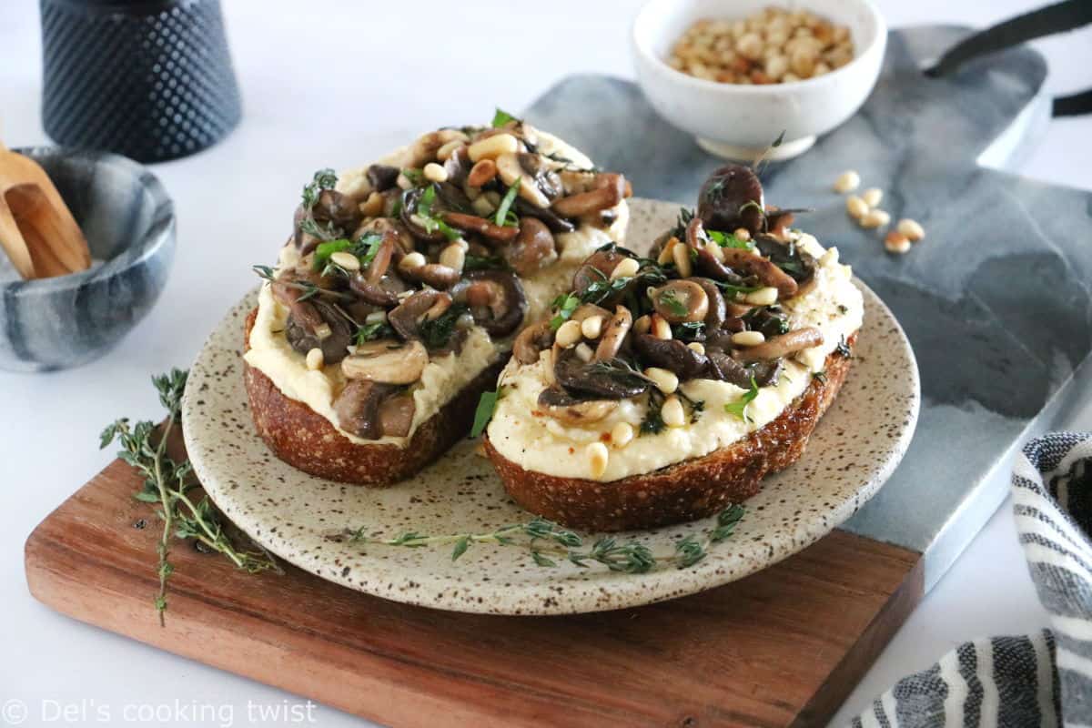 Les tartines de houmous et champignons à l'ail constituent une idée toute simple, express et riche en saveurs.