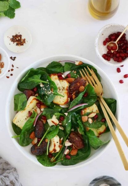 Délicieuse salade de halloumi grillé, épinards et dattes aux saveurs sucrées-salées qui transporte vos papilles au Moyen Orient.