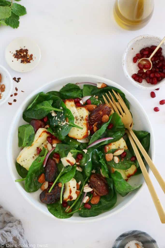 Délicieuse salade de halloumi grillé, épinards et dattes aux saveurs sucrées-salées qui transporte vos papilles au Moyen Orient.